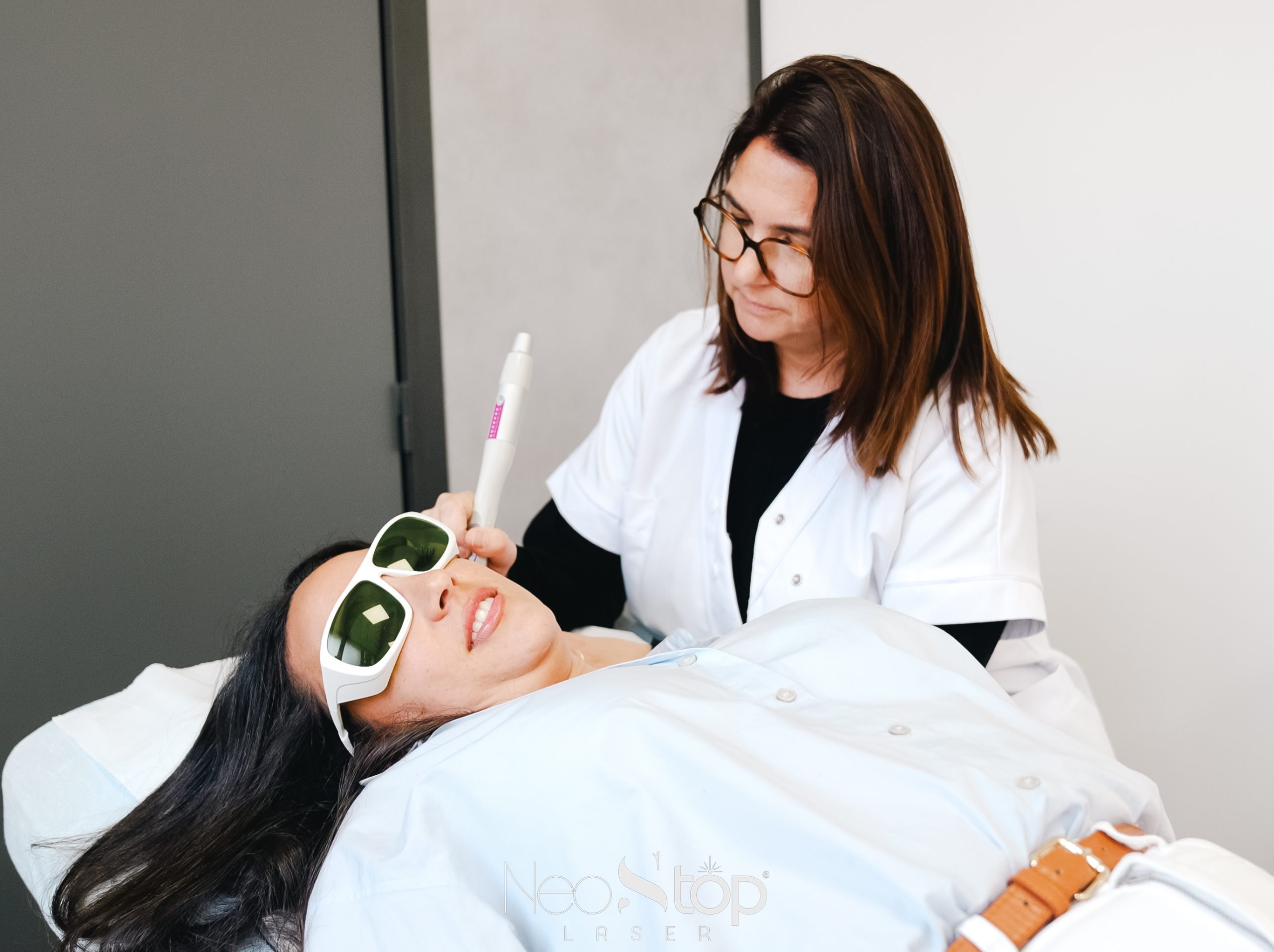 Émilie réalise une séance au laser, l’une des prestations NeoStop Laser®